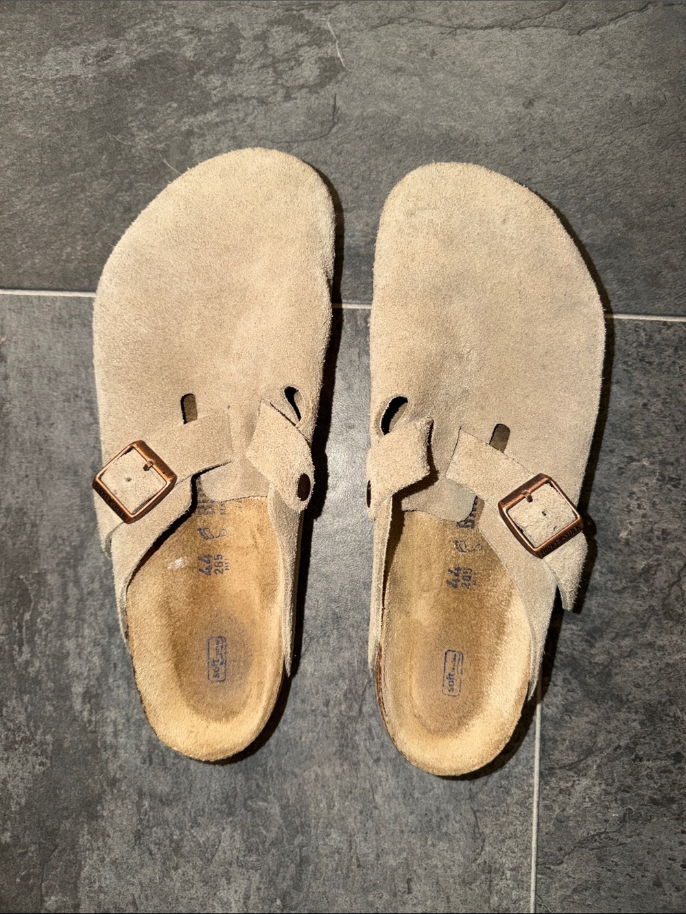 Birkenstock Men's Suede Single Buckle Slide in Light Tan